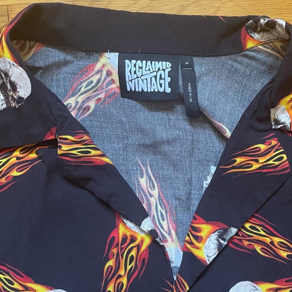 fire skull flaming skull button down like new - Picture 4 of 6